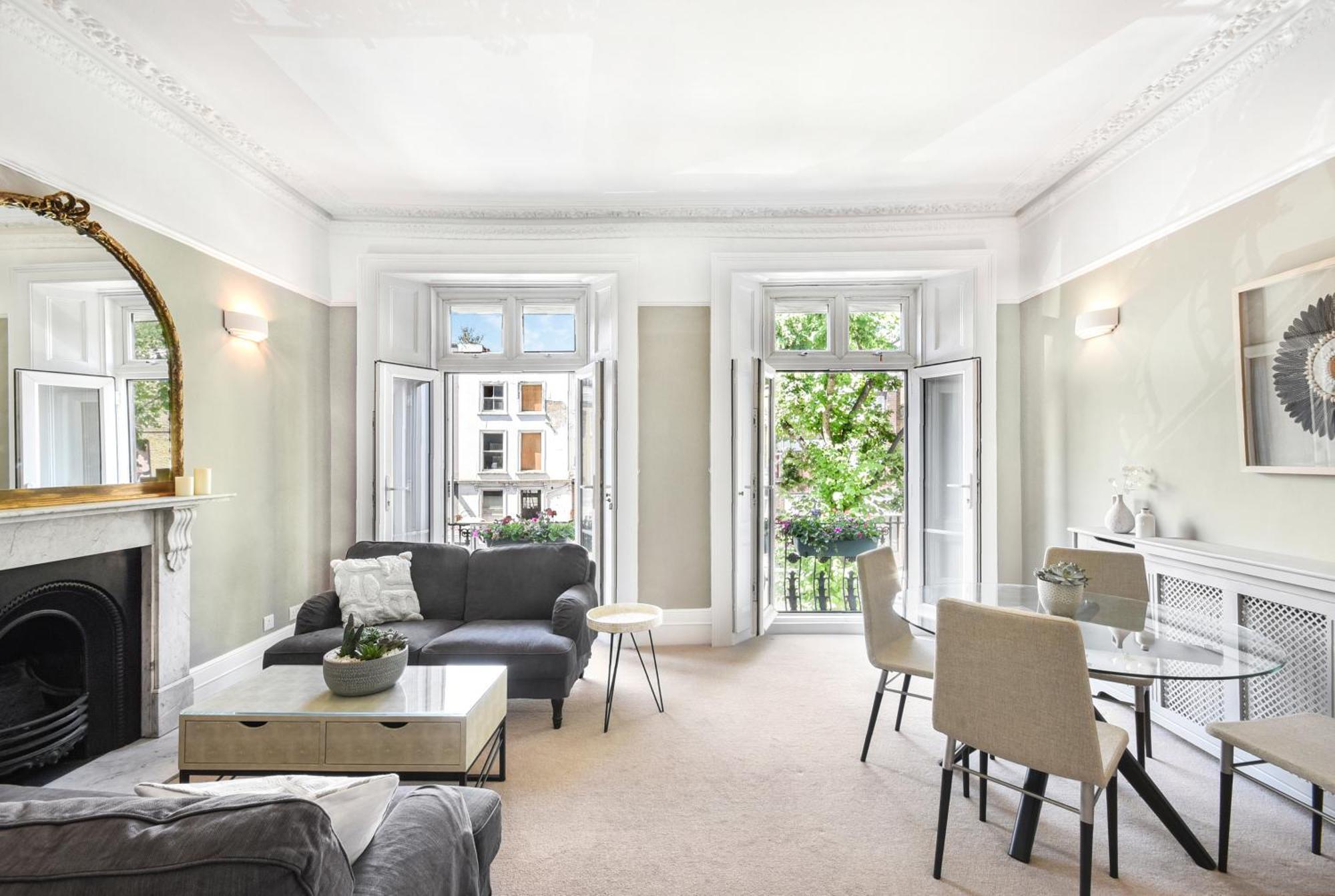 Апартаменты Lovely Large 1 Bed Renovated Flat W Balcony & 600mb Wifi
