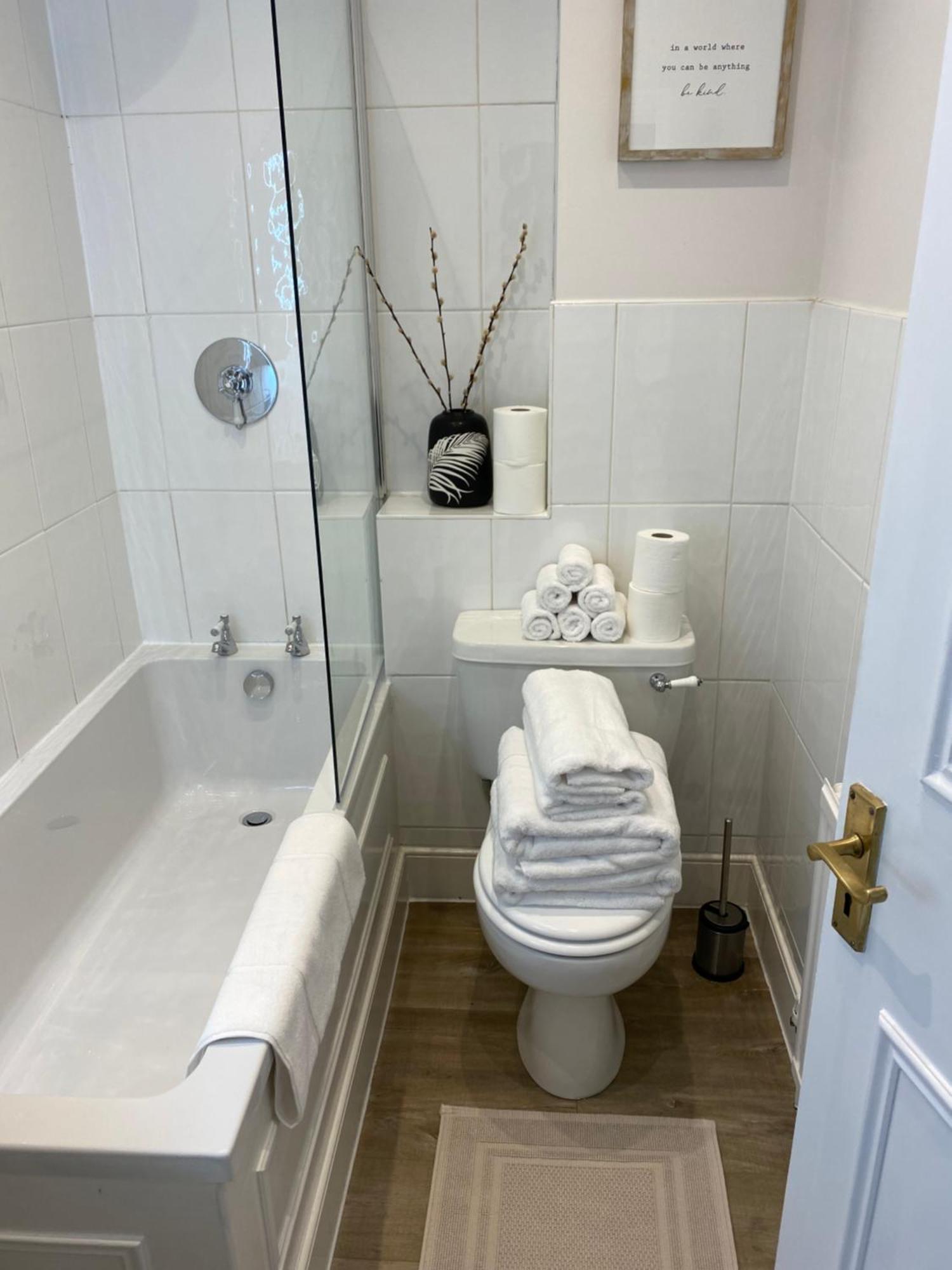 Lovely Large 1 Bed Renovated Flat W Balcony & 600mb Wifi Апартаменты *