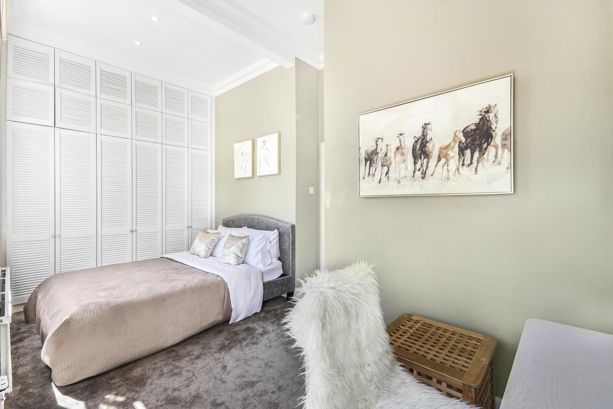Апартаменты Lovely Large 1 Bed Renovated Flat W Balcony & 600mb Wifi Лондон