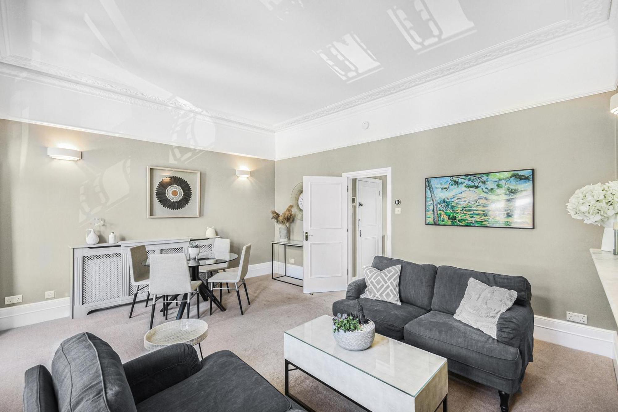 Lovely Large 1 Bed Renovated Flat W Balcony & 600mb Wifi Апартаменты Лондон