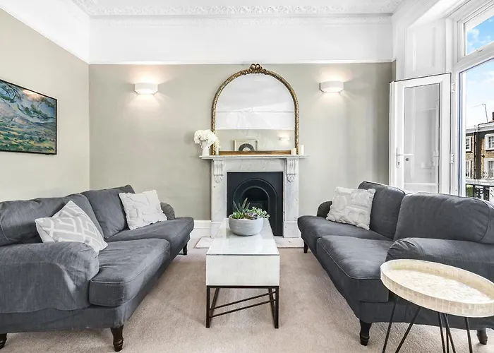 Lovely Large 1 Bed Renovated Flat W Balcony & 600Mb Wifi