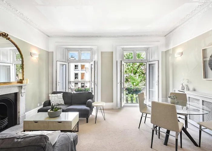 Lovely Large 1 Bed Renovated Flat W Balcony & 600Mb Wifi